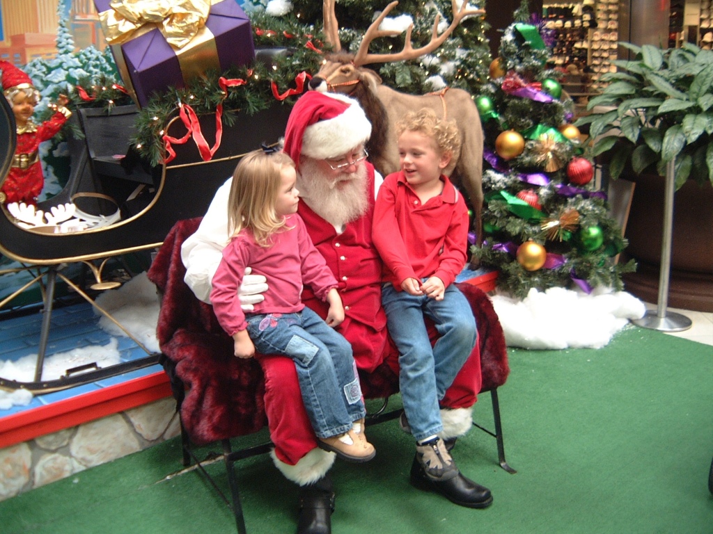 Hildebrand Christmas ScreenSaver/1024x768_2004-12-01 Vale Kyla Mall 14.jpg